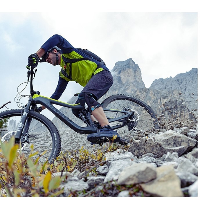 📸 Action Time: Für @conway-bikes lässt @andre_brosam Steine fliegen.
.
.
#downhill #mtb #mountainbike #freeride #dh #mountainbiking #mtblife #fox #action #foto #fotografia #pic #picture #fahrrad #berge #mountains #outdoor