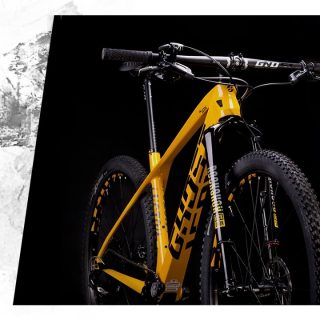 Oft werden, besonders bei großen Objekten, die klassischen Studios durch 3D-Renderings ersetzt. Das erspart logistischen Aufwand, setzt aber dennoch genaue Kenntnis über Licht, Lichtformer und Oberflächen voraus. Die sind in 3D nämlich in sämtlichen Parametern anpassbar.
.
.
#fotoshooting #fotografieren #schwarzweiss #photographie #3d #render #c4d #cinema4d #vray #fotografie #fotograf #foto #studio #studiolife #recording #producer #fotoğraf